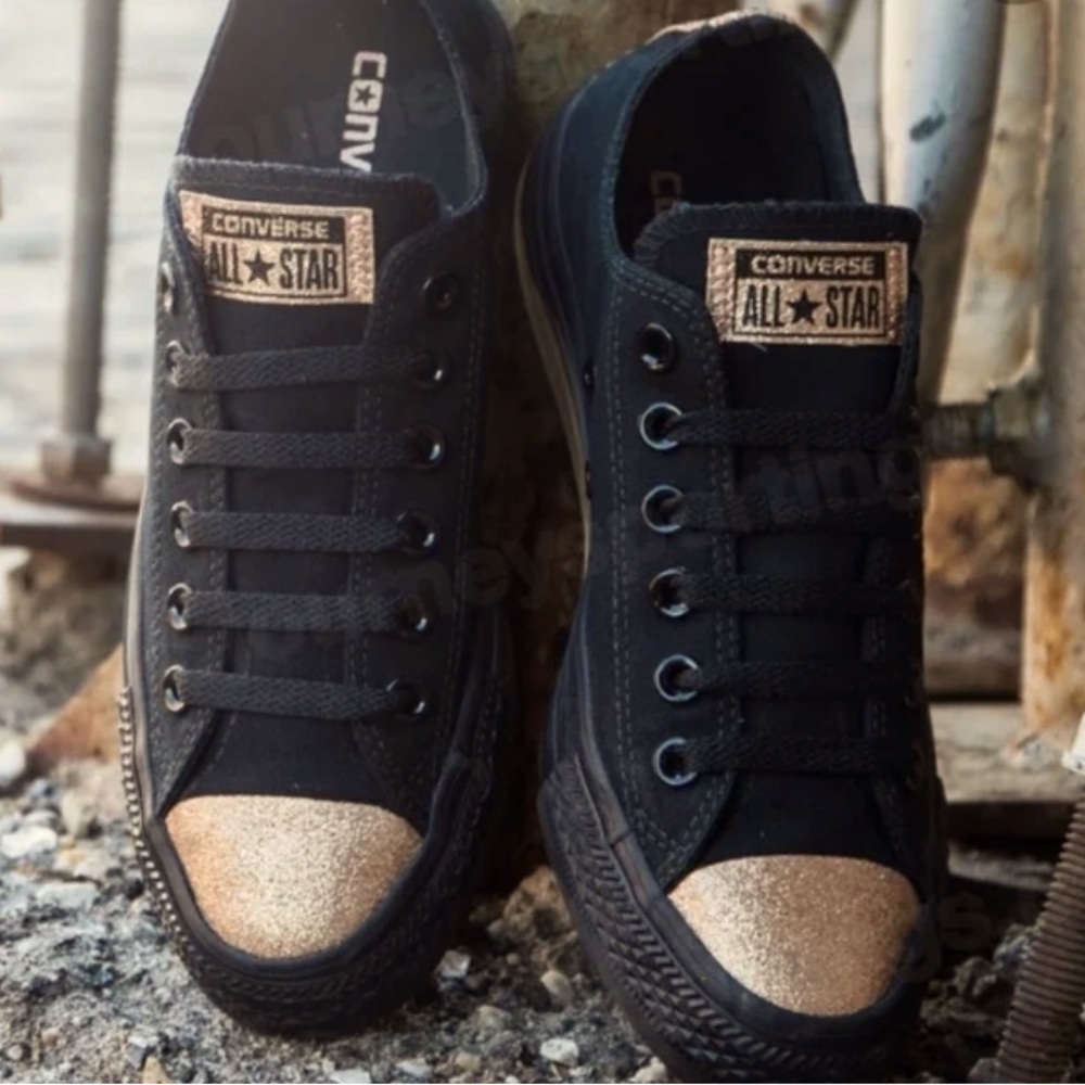 Converse ‘Chuck Taylor All Star’ low top gold & black sneakers